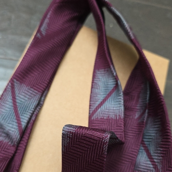 Vintage Giorgio Armani Geometric  Tie in Burgundy and Gray - Picture 4 of 5